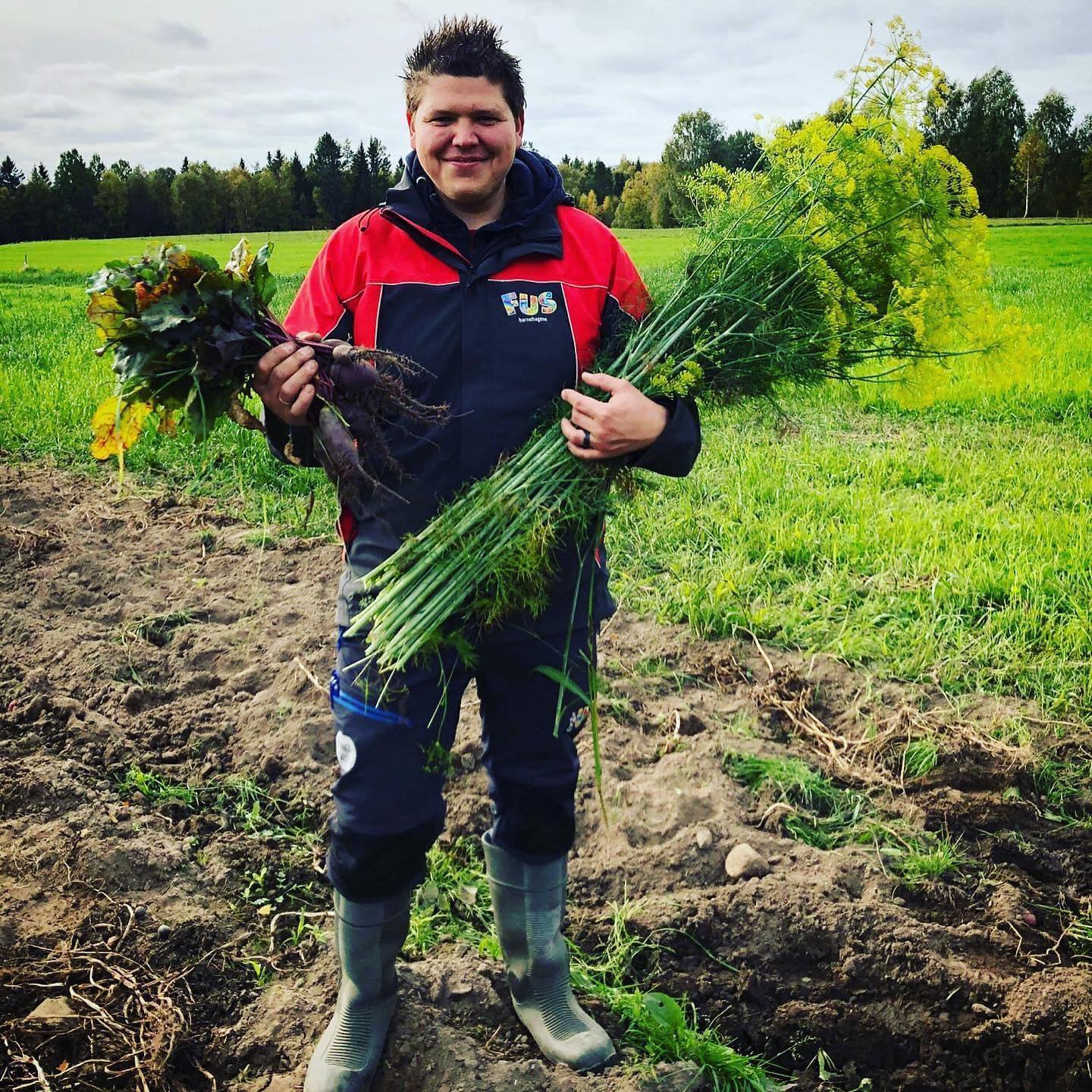 Tommy Sagmoen er kokk i Puttara FUS Barnehage i Kongsvinger. Hans kokkekunster bidro til barnehagens 4. plass i den nasjonale konkurransen «Årets Matgledebedrift». Foto: Puttara FUS Barnehage