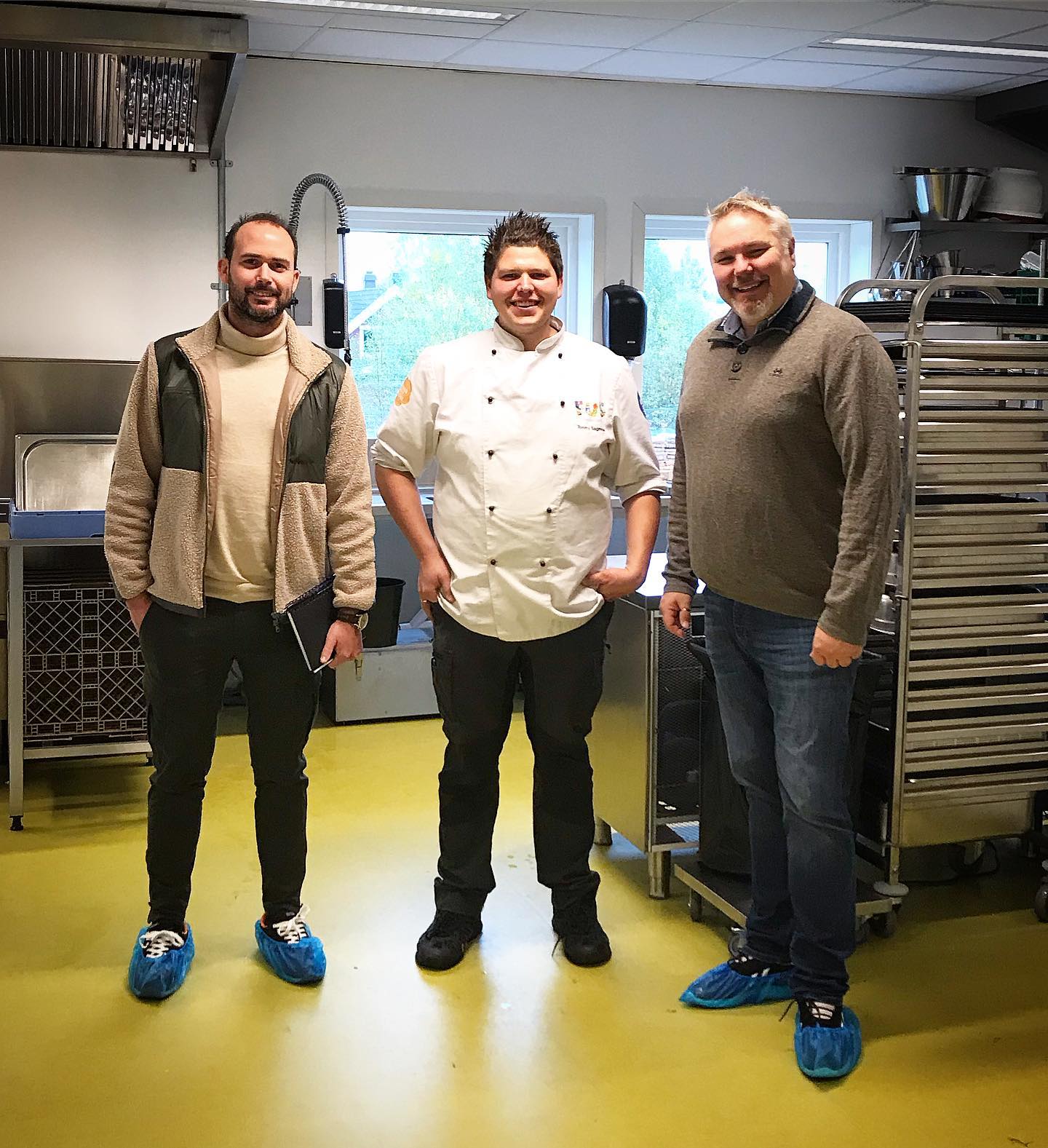 I løpet av høsten har Tommy hatt besøk av fagjurymedlemmene Ørjan Johannessen og Pål Jetmundsen. FOTO: PUTTARA FUS BARNEHAGE