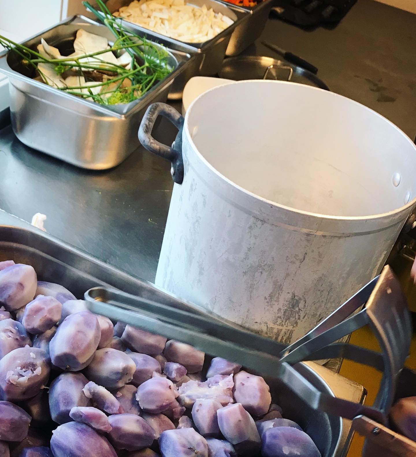 Blå Kongo - en type potet som ikke brukes av så mange, men som kokken Tommy Sagmoen serverte fagjuryen da de var på besøk. FOTO: PUTTARA FUS BARNEHAGE
