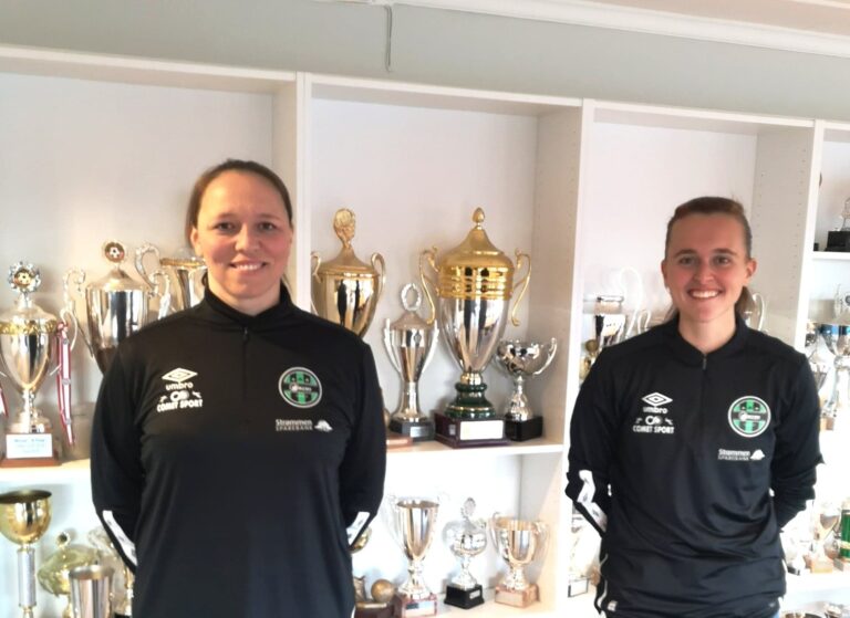 Hovedtrener Caroline Knutsen (t.v.) og assistenttrener Camilla Madsberg i Skjetten Fotball.