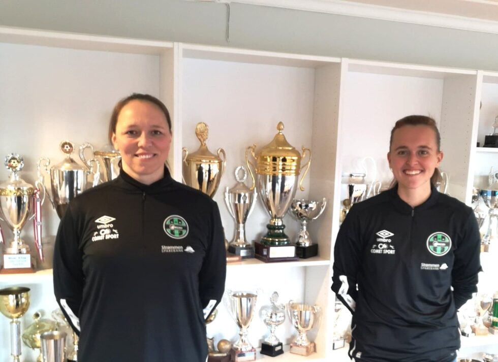 Hovedtrener Caroline Knutsen (t.v.) og assistenttrener Camilla Madsberg i Skjetten Fotball.
