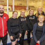 Kongsvinger Ishockey har med hele fem jenter på samling for U16-landslaget. Pernille Sørli Løvlie (f.v.) Emma Fladmo, Alma Risberg, Madeleine Østmoløkken og Kajsa Anette Bråten, flankert av trenerne Shawn Taftø (t.v.) og Tommy Fadmo.