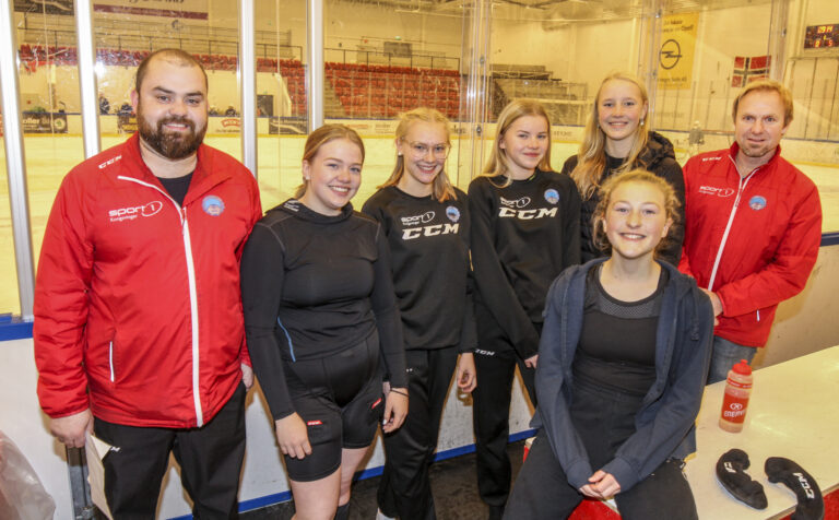Kongsvinger Ishockey har med hele fem jenter på samling for U16-landslaget. Pernille Sørli Løvlie (f.v.) Emma Fladmo, Alma Risberg, Madeleine Østmoløkken og Kajsa Anette Bråten, flankert av trenerne Shawn Taftø (t.v.) og Tommy Fadmo.