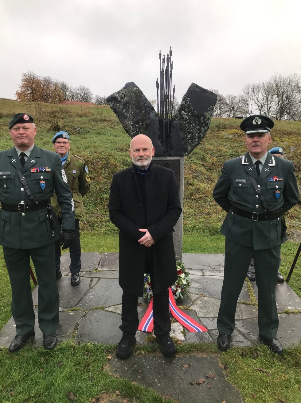 Dagens taler på FN dagen, 24 oktober 2020, Tom Torgersen sammen med sjef Forsvarets veteransenter, oberstløytnant Arnstein Hestnes og sjefssersjant Steffan Ruyter.