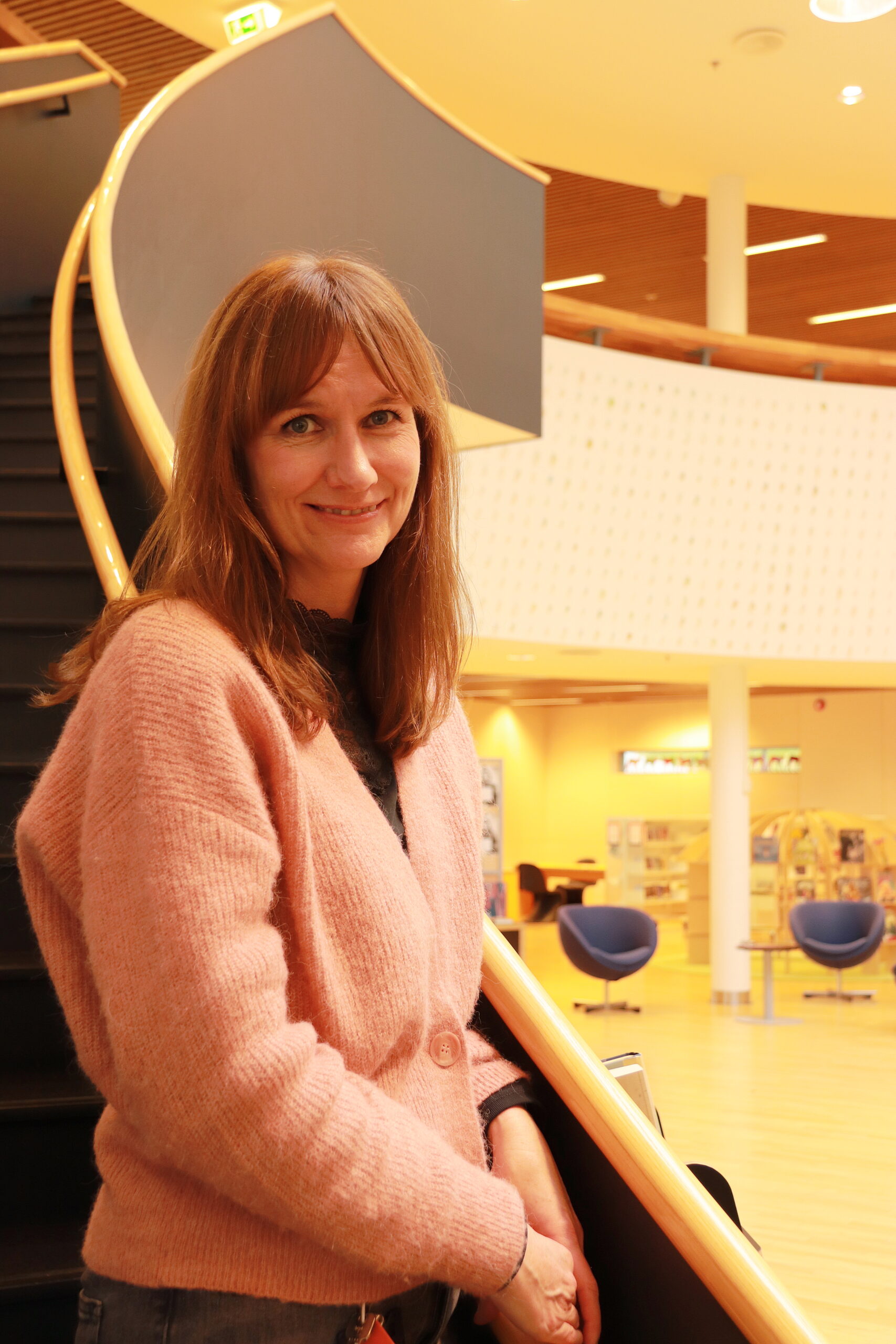 Det er god plass i biblioteket, både oppe og nede, ikke minst for at enmetersregelen skal overholdes
