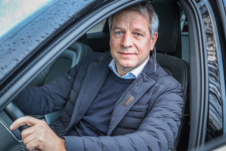 Kongsvinger-patriot og Mapei-direktør Trond Hagerud mener det er kommet ny energi inn i E16-prosjektet med Nye Veier. I kveld er det første folkemøte, og han tror det er helt avgjørende at folk engasjerer seg nå - før avgjørelsene skal tas.