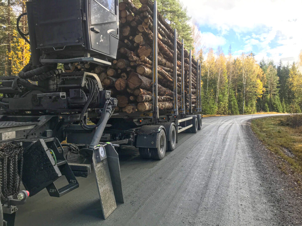 Tømmervogntoget hadde over 10 tonn overlast. Sjåføren fikk overlastgebyr på 40.000 kr.