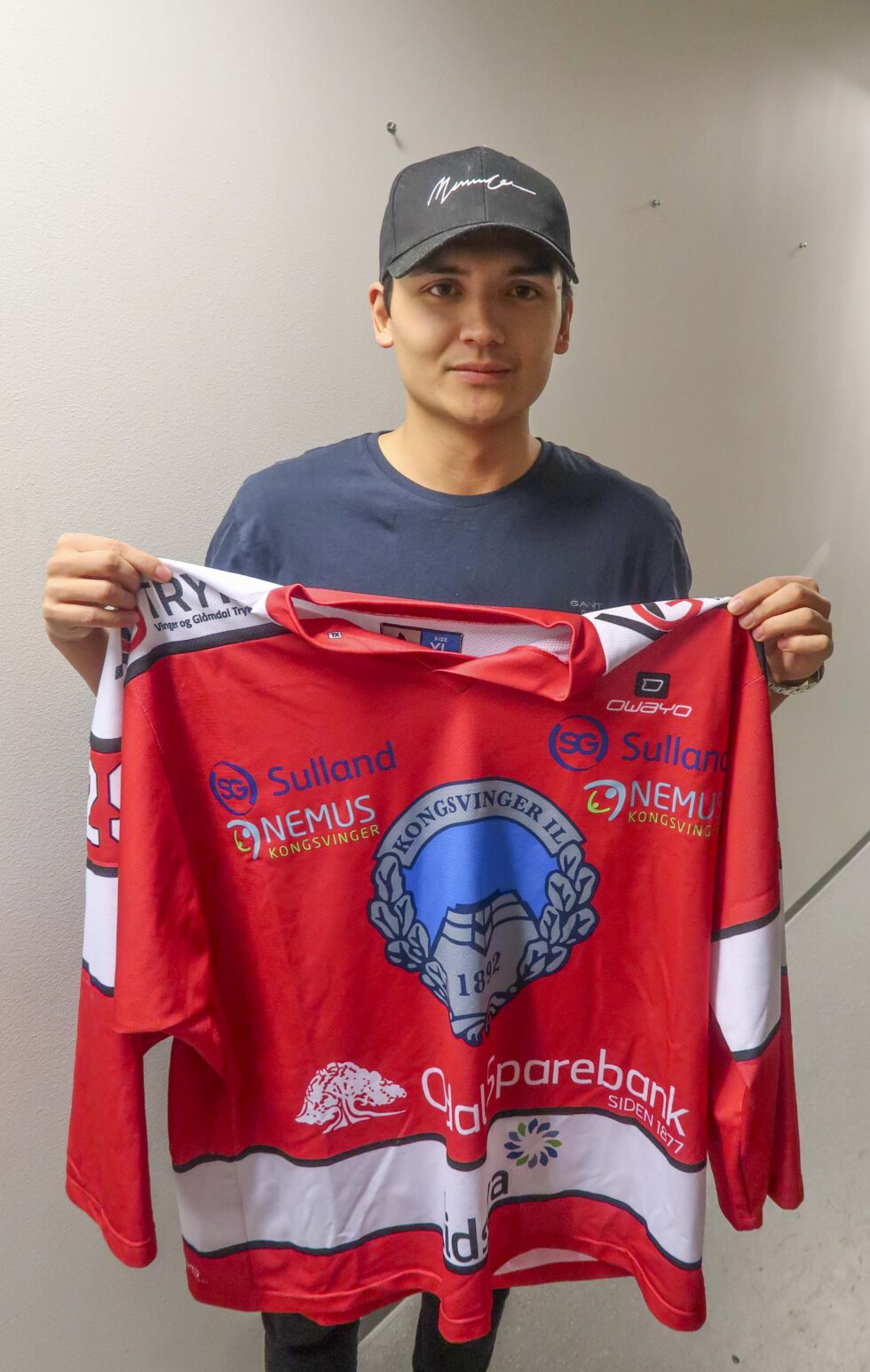 Sportslig leder Anders Angelbrant (t.v.) fikk mandag kveld signaturen til Victor Zetterberg.