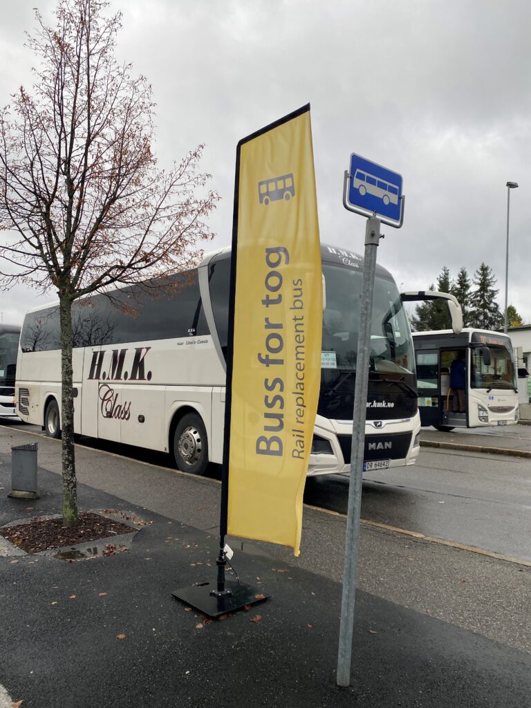 Veidekke er av de to entreprenørene som har jobbet med utbedringene av kontaktledningsnettet på Kongsvingerbanen. Arbeidet blir mye raskere ferdig enn planlagt, og det til stor glede for alle trafikantene.