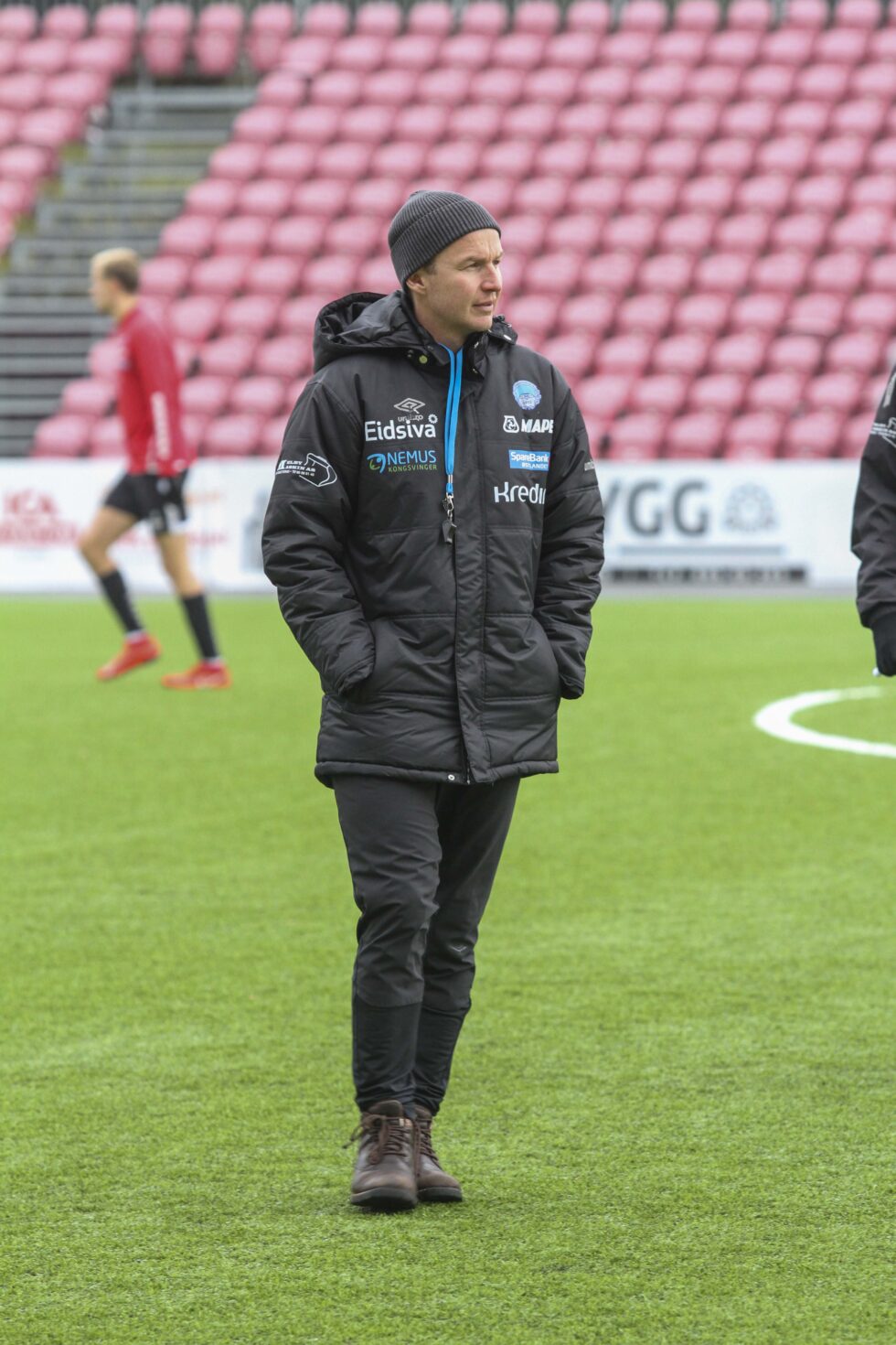 Espen Nystuen må vente med å legge spillerkabalen for neste sesong til det er avklart hvilken divisjon klubber spiller i.