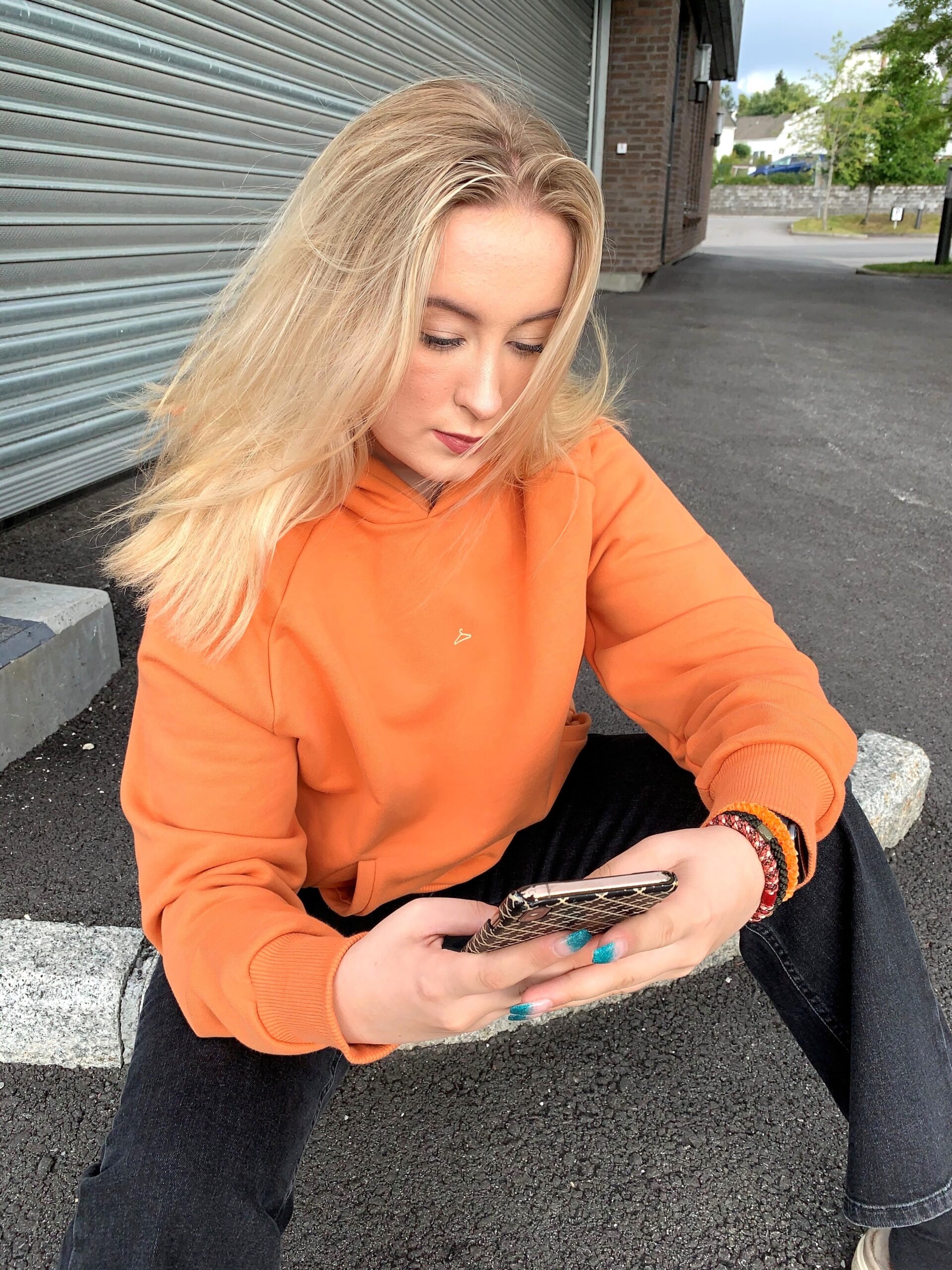 Pias datter Tora har ansvar for butikkens sosiale medier.