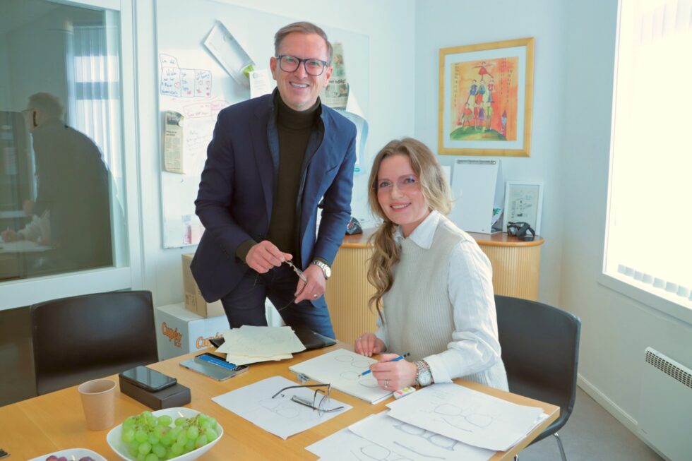Halvor Bakke og Stine Westlund designer briller sammen i forbindelse med førstnevntes 50-årsdag.
