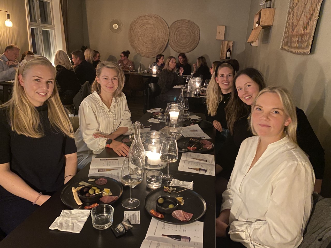 Godt fornøyde med kveldens motevisning og atmosfæren på Kafé Bohem.