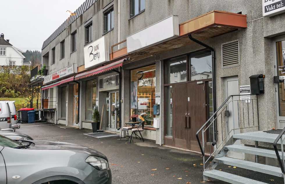 Hit til Jernbanegata 5, mellom Salong Betty (t.v.) og Kongsvinger Begravelsesbyrå Grønlund (t.h.) flytter BUA Kongsvinger i løpet av november.