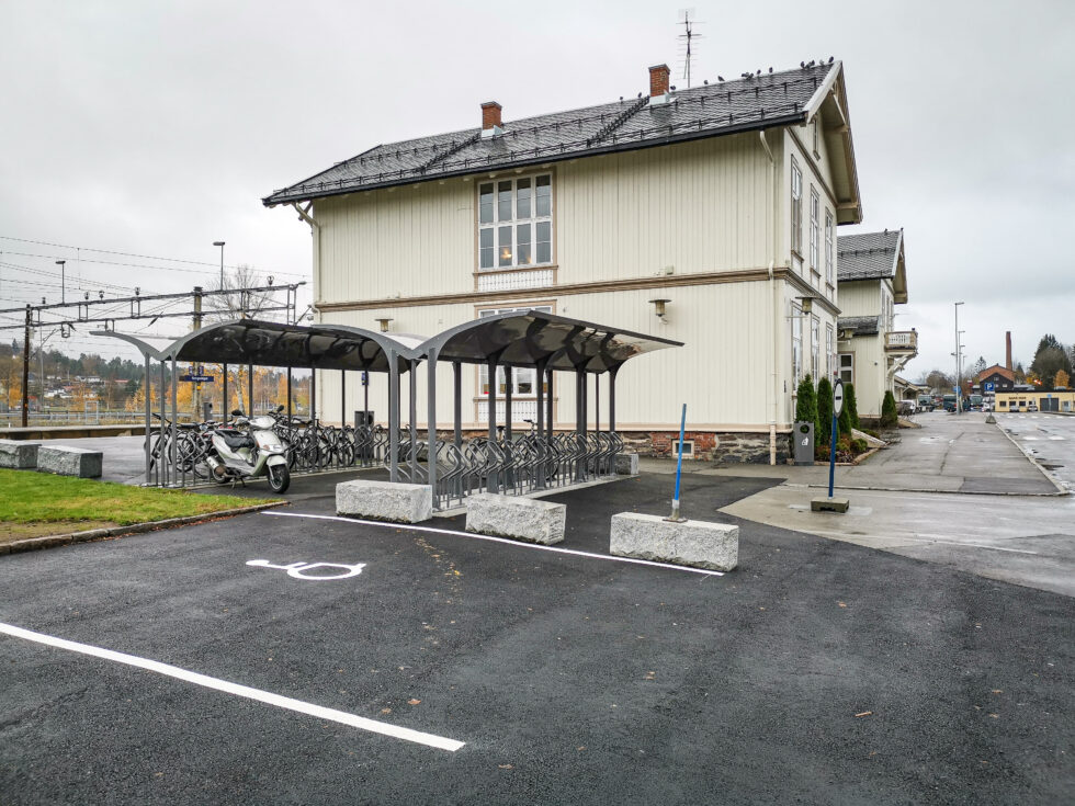 Tidligere var det avsatt plass til 24 sykler under tak ved Kongsvinger stasjon, nå er kapasiteten doblet.