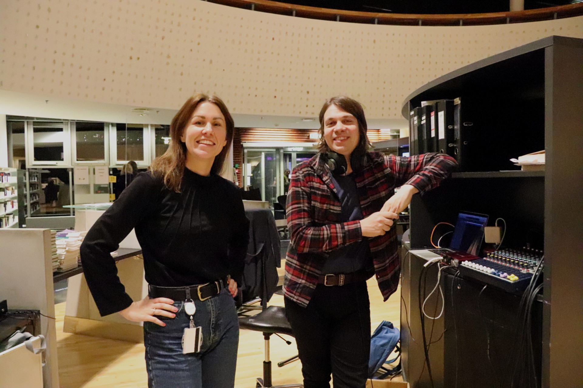Hanne Bjugstad og Roger Græsberg har ansvar for bibliotekets podkast.