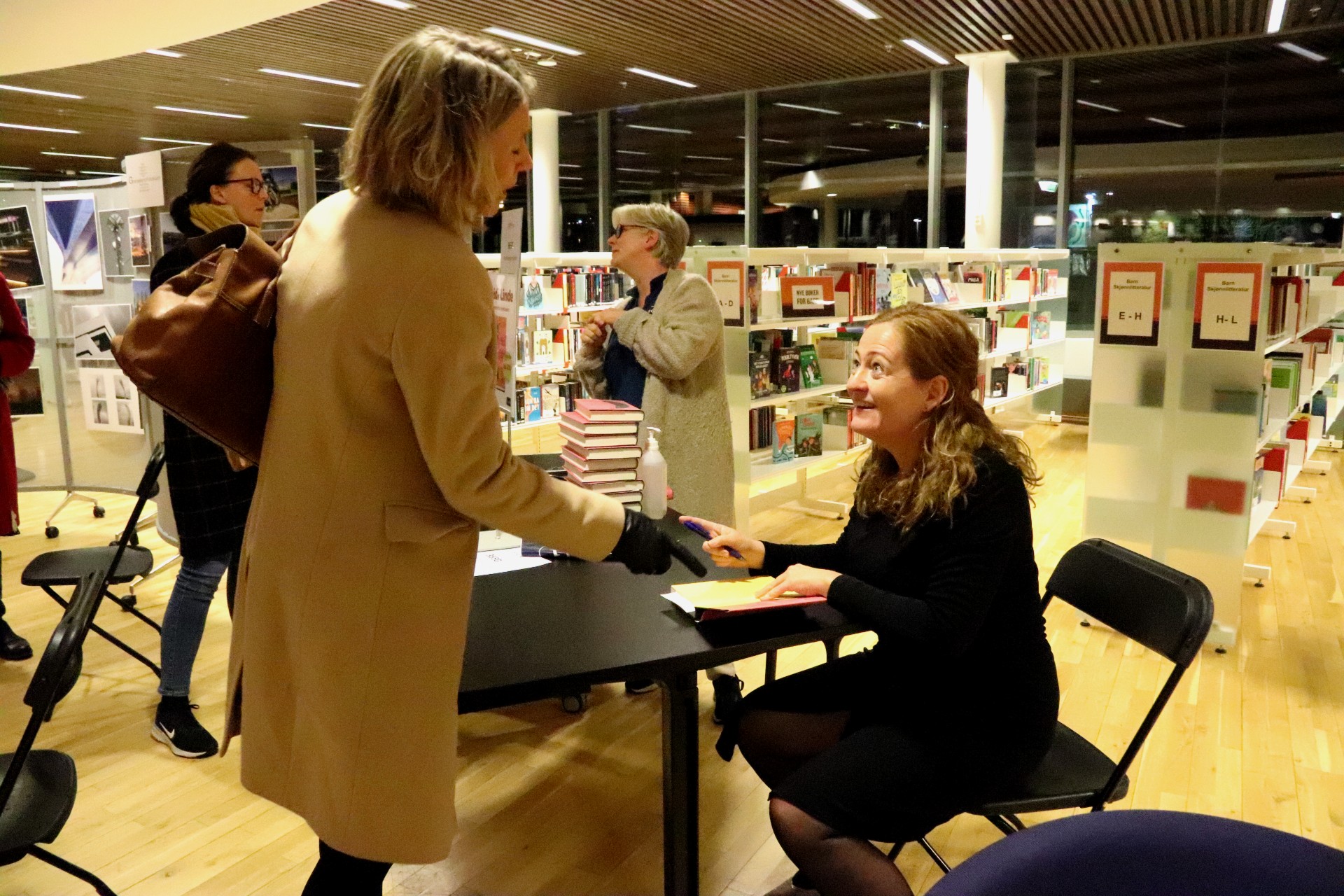 Heidi Linde signerer romanen «Hva hun klager over når hun klager over husarbeidet» etter bokbadet. Flere grep muligheten til å ta med seg en signert utgave hjem.