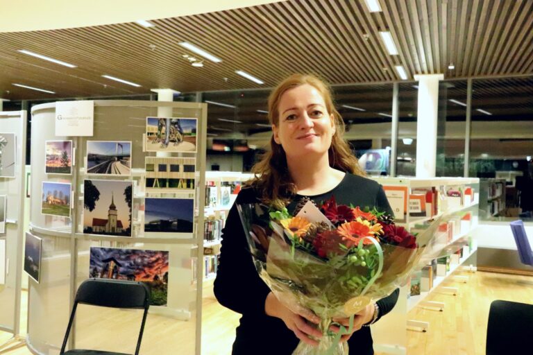 Hanne Bjugstad og forfatter Heidi Linde snakket om romanen «Hva hun klager over når hun klager over husarbeidet».
