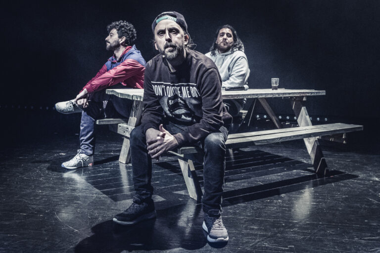 Don Martin, Jonathan Castro og Felipe Orellana Castro på scenen i forestillingen Blokk til blokk.