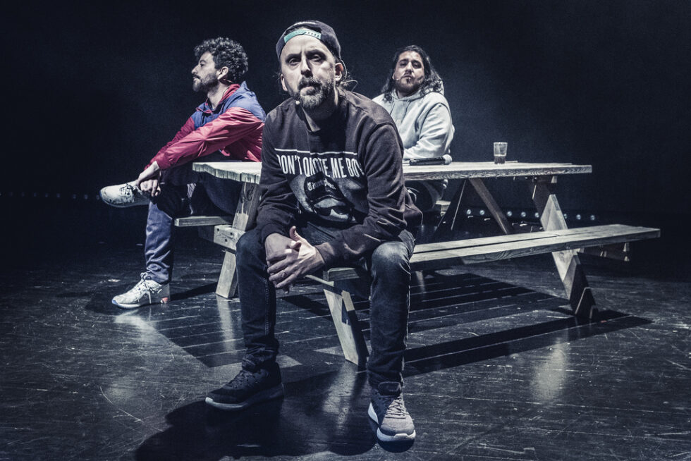 Don Martin, Jonathan Castro og Felipe Orellana Castro på scenen i forestillingen Blokk til blokk.