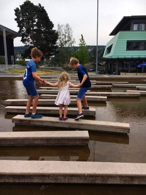 Simon, Leo og Jenny i vannspeilet foran Sentrum videregående skole.