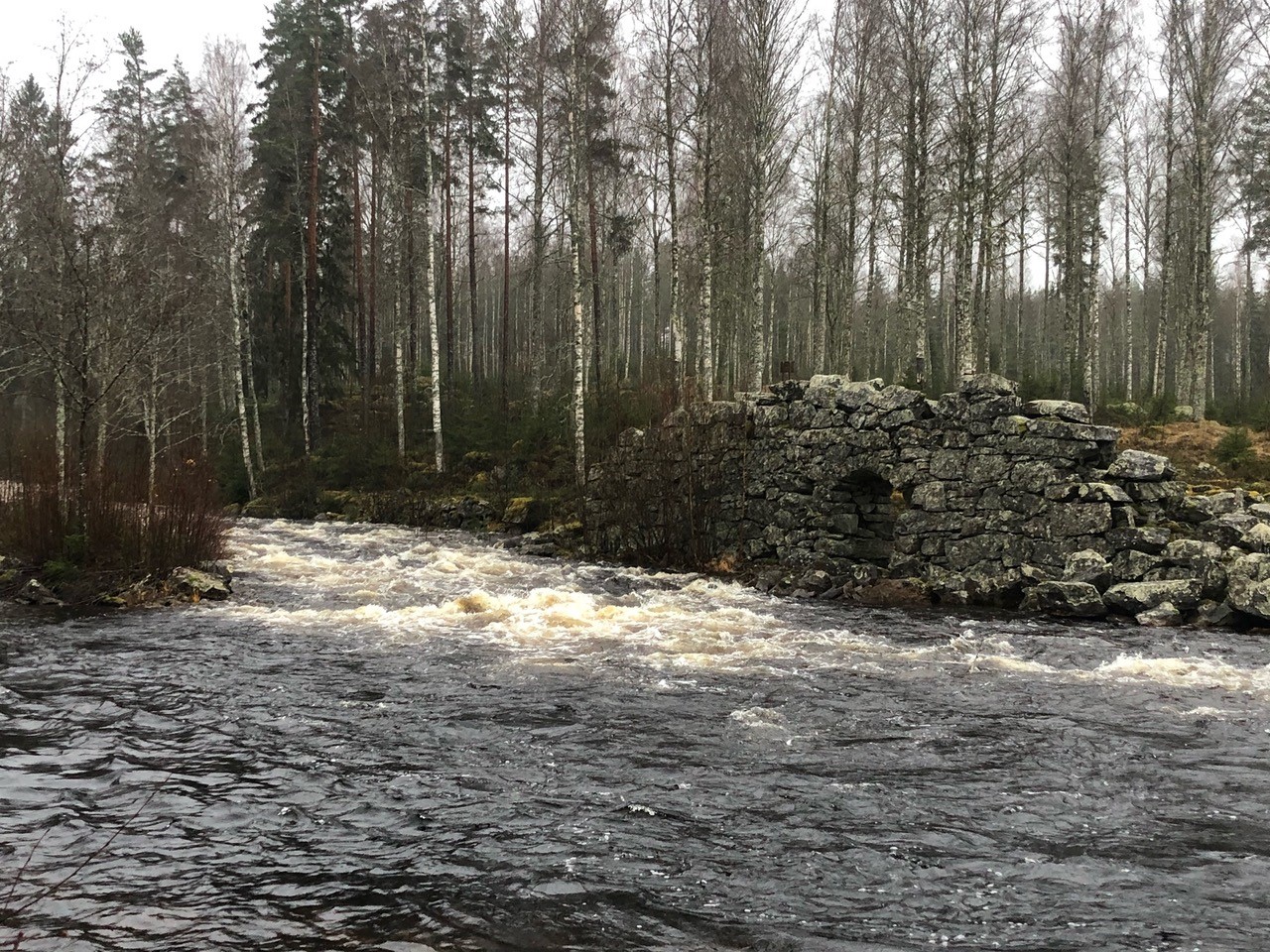 Sikåas utløp ved Bedafors og ut i Møkeren.