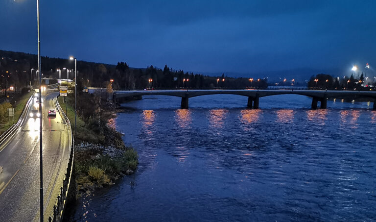 Kongsvinger kommune har fått en henvendelse om lysbruken på Gjemselund bru. Spesielt på nordsiden av elva er det sparsommelig.