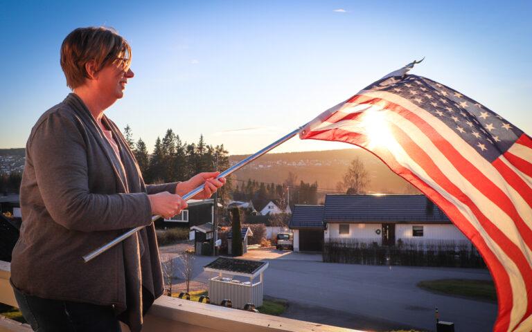 Julia Sørpebøl har levert sin stemme i USA-valget fra hjemmet sitt i Toresheimvegen i Kongsvinger. Det vil fortsatt ta tid før hun får vite hvem av Biden og Trump som kan kalle seg vinner - og president.
