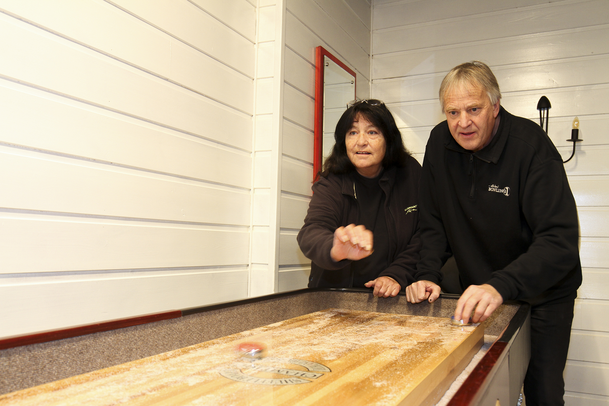 Mens det er Lisbet som regjerer på bowlingbanen, er det Bjørn som er best på shuffleboard.