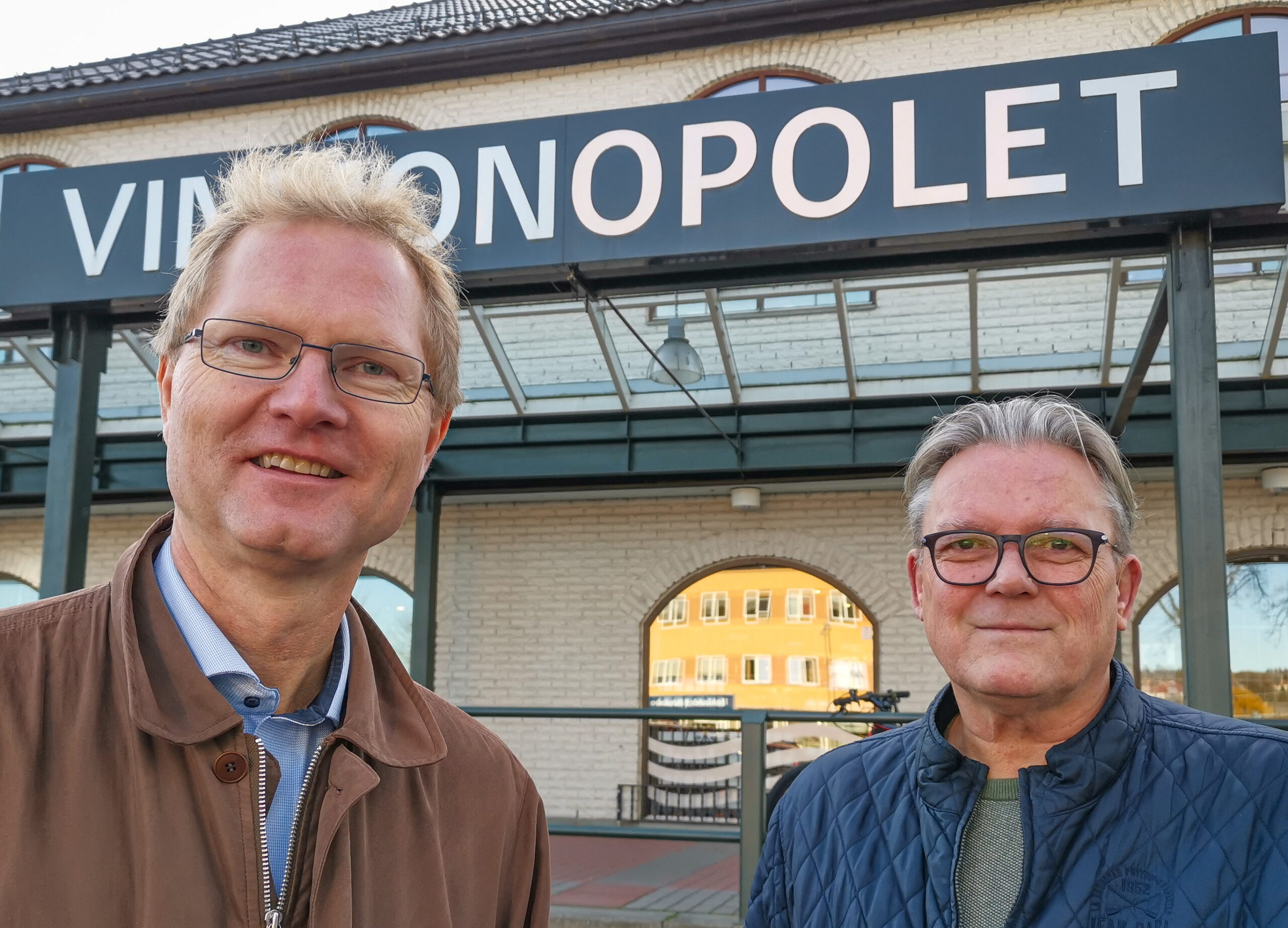 Frp-politikerne, og toppkandidatene på stortingslista for Hedmark, Tor André Johnsen (t.v.) og Johan Aas, varsler tydelige føringer overfor regjeringen når det gjelder avgiftssatsene på spesielt alkohol og tobakk. — Vi må ned på svensk nivå, sier de to.