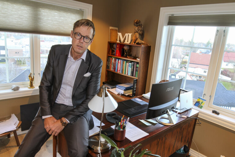 Advokat Jørn Mejdell Jakobsen oppfordrer folk til å sette seg inn i hva en fremtidsfullmakt er.