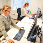 Smittesporingsteamet i Kongsvinger er klare til å finne de avgjørende smittetrådene i befolkningen, og få satt nærkontakter i karantene og smittede i isolasjon. Mange av de ansatte på helsestasjonen er med i smittesporingsteamet, her representert ved psykiatrisk sykepleier Gunn Iversen (t.v.), avdelingsleder Arnhild Julseth (foran), ergoterapeut barn Linda Grønnerud og helsesykepleier Mette Berget.