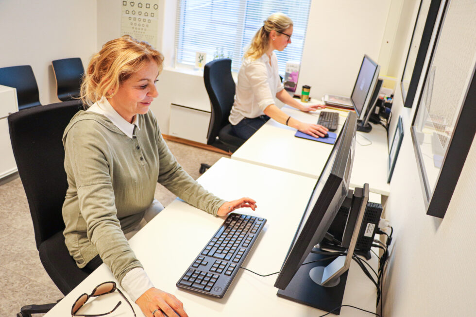 Smittesporingsteamet i Kongsvinger er klare til å finne de avgjørende smittetrådene i befolkningen, og få satt nærkontakter i karantene og smittede i isolasjon. Mange av de ansatte på helsestasjonen er med i smittesporingsteamet, her representert ved psykiatrisk sykepleier Gunn Iversen (t.v.), avdelingsleder Arnhild Julseth (foran), ergoterapeut barn Linda Grønnerud og helsesykepleier Mette Berget.
