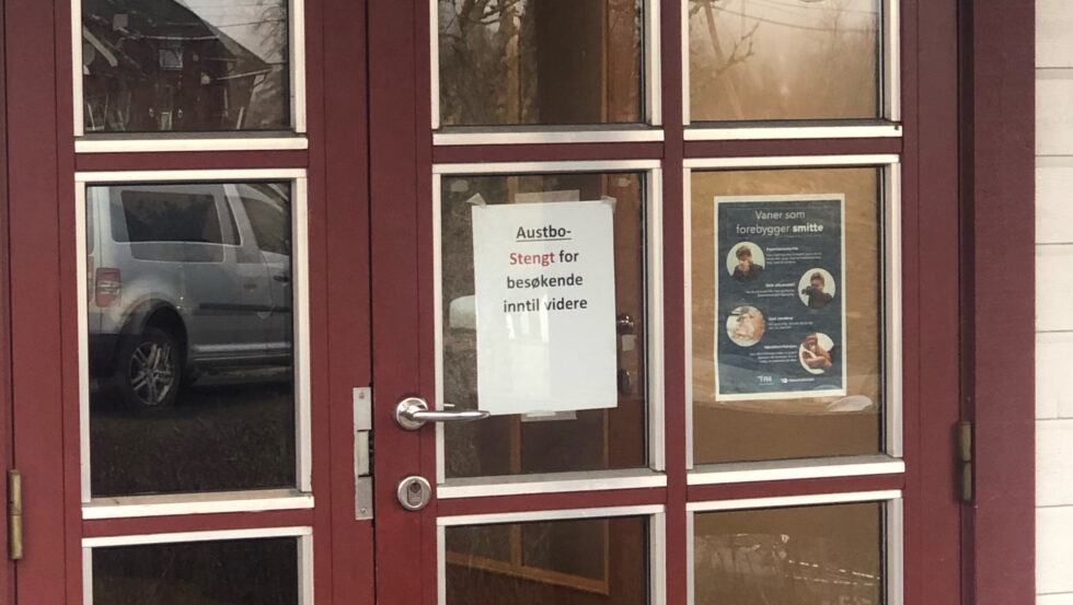 Inngangen på Austbo HDO på Austmarka gir tydelig beskjed om at det er innført besøksforbud ved institusjonen.