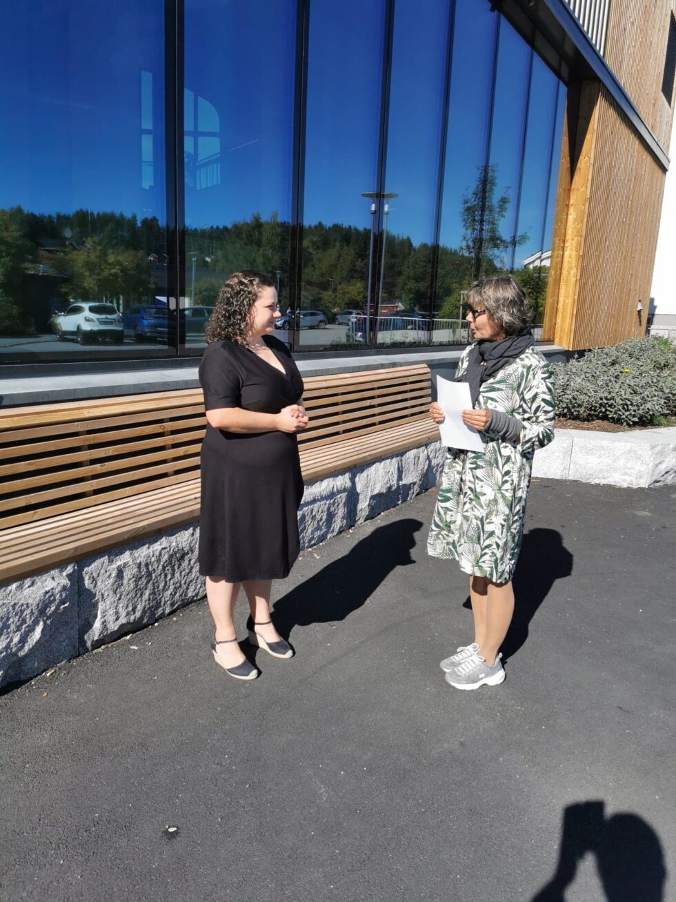 Styreleder i Sparebanken Hedmarks kunstfond, Wenche Høye (t.h.), overrekker et tilsagnsbrev på én million kroner til ordfører i Kongsvinger, Margrethe Haarr.