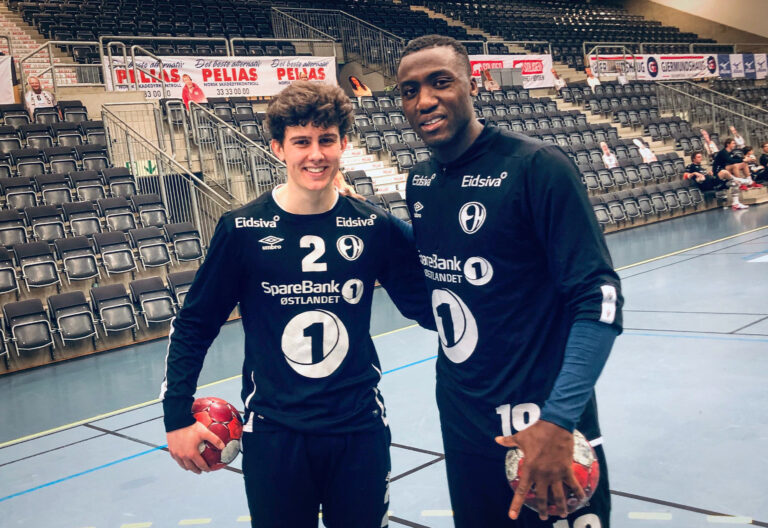 Oskar Kvernes hopper inn fra sin høyrekant, mens Luc Abalo følger nøye opp sin elev.