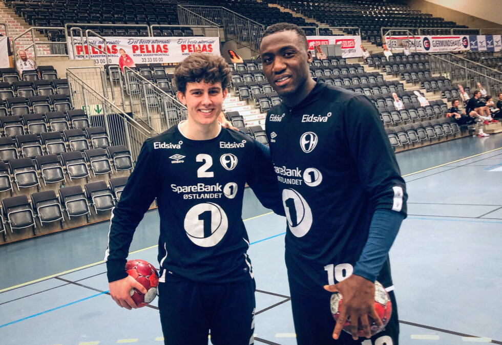 Oskar Kvernes hopper inn fra sin høyrekant, mens Luc Abalo følger nøye opp sin elev.