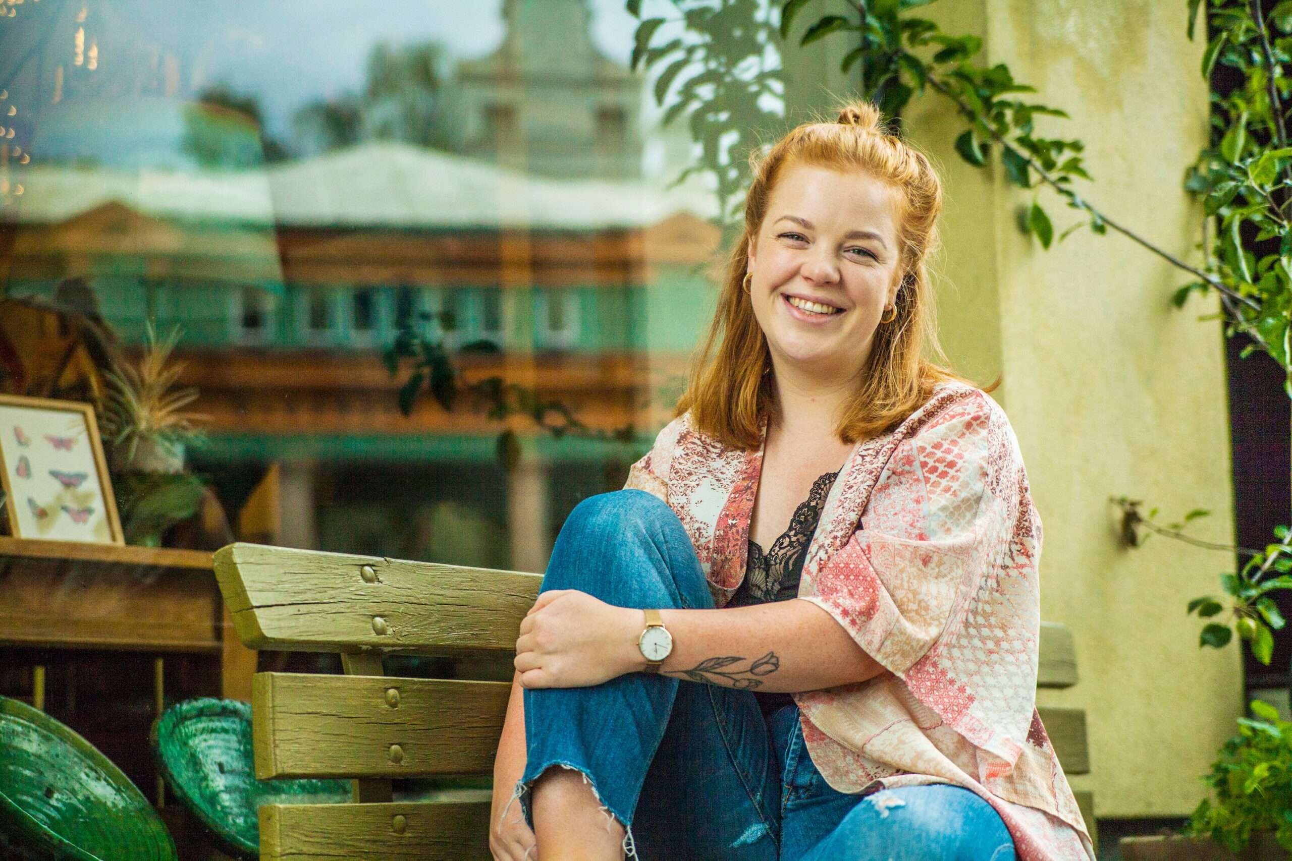 Thea fikk publikum til å reise seg og danse under konserten i Kulturkollektivteltet i sommer, og det er ingen grunn til at hun ikke får til det samme i Rådhus-Teatret.