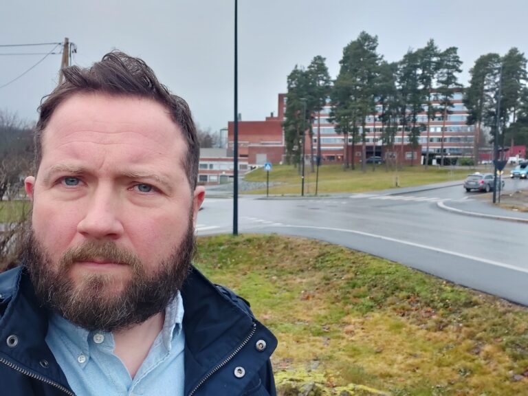 Innsender Morten Igelkjøn er nærmeste nabo til dette ulykkesbelastede krysset.