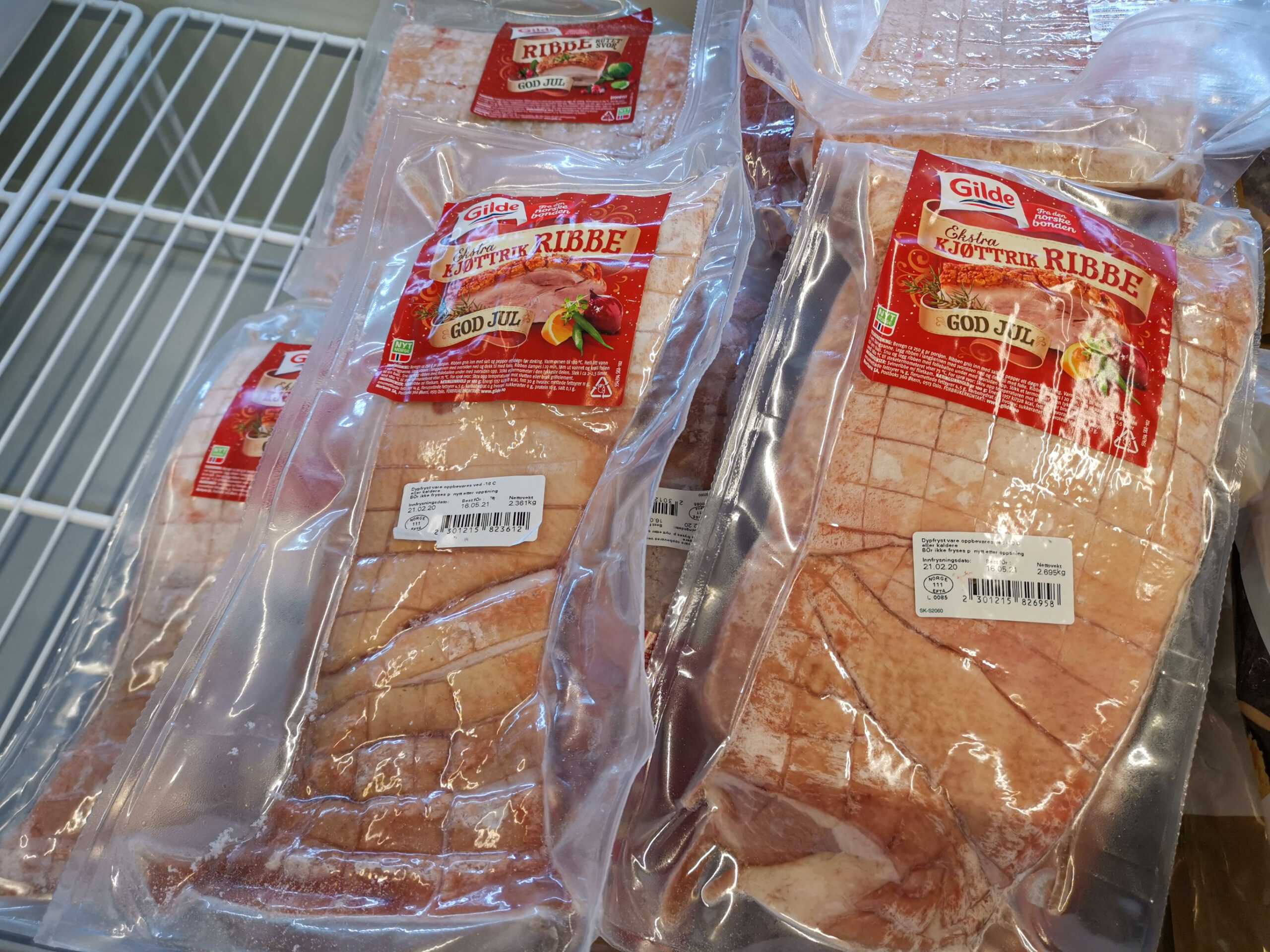De fleste butikkene har ribbe fra Gilde i ulike former og pakninger. Denne varianten er frossen.