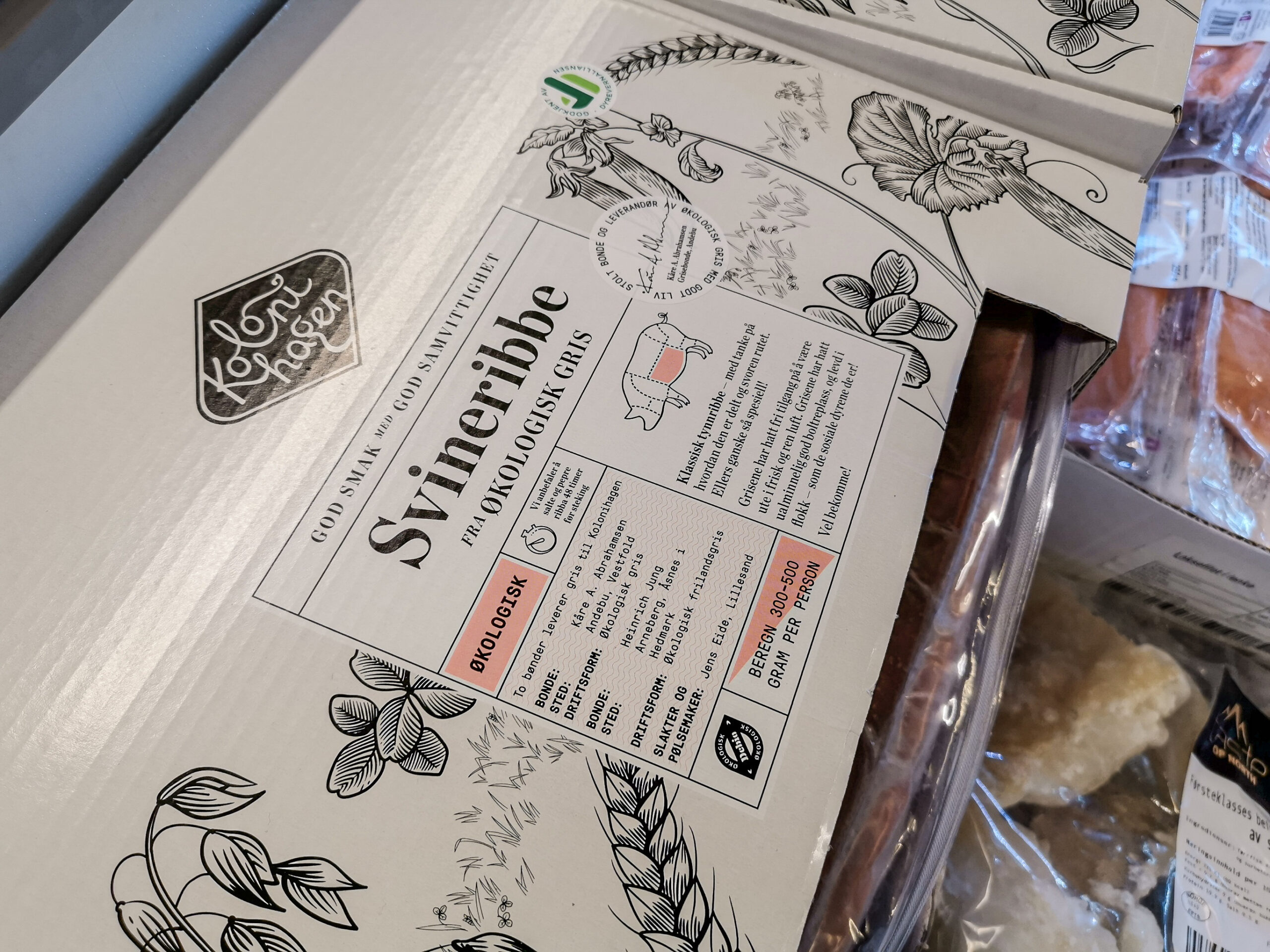 Hos Rema 1000 Kurudsand er det også mulig å få kjøpt ribbe produsert i Kongsvinger-regionen. Denne er fra økologisk gris hos Heinrich Jung på Arneberg.