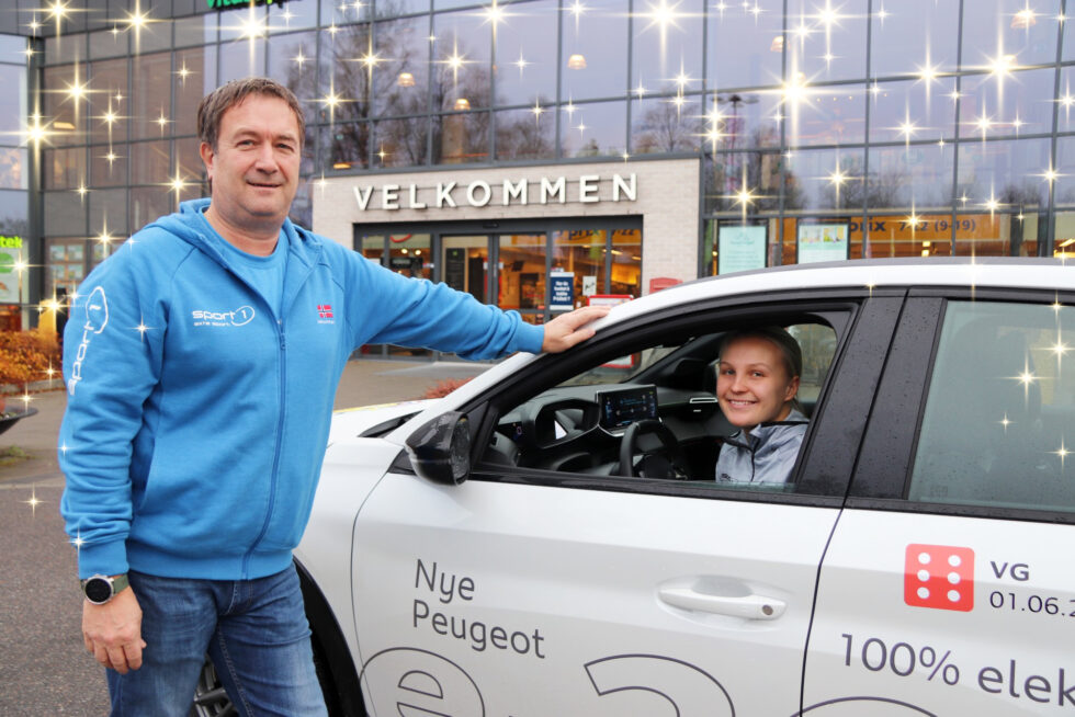 Selv om du er velkommen til Sport 1 Kongsvinger i EPA-senteret, ønsker de ansatte å legge til rette for en koronavennlig julehandel. Butikksjef Gunnar Løfsgaard og Hanna Bjerknes viser frem butikkens el-bil, en Peugeot E-208 lånt hos Kongsvinger bilsenter.