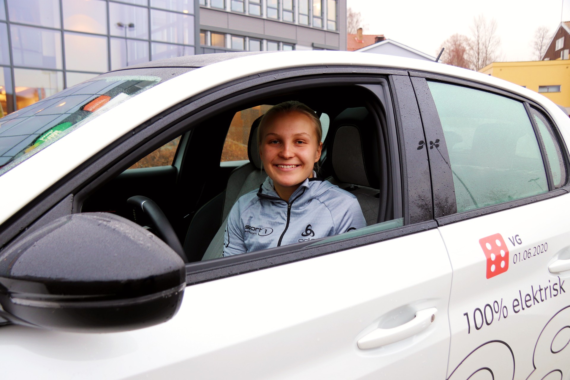 Hanna Bjerknes i Sport 1 Kongsvinger leverer årets julehandel hjem på døra til kundene.