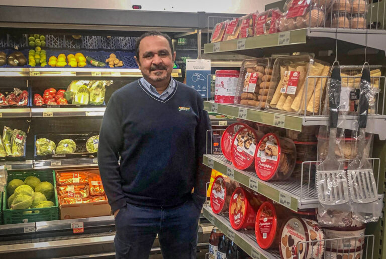 I tillegg til Kine Johnsrud og Assem Abdalla er også Ida Sandbakken, som hadde fri da vi besøkte butikken, sentrale brikker i driften av nærbutikken.