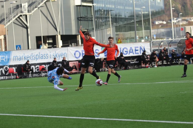Her blir Adem Güven lagt i bakken uten å få straffespark. Det var matchavgjørende.