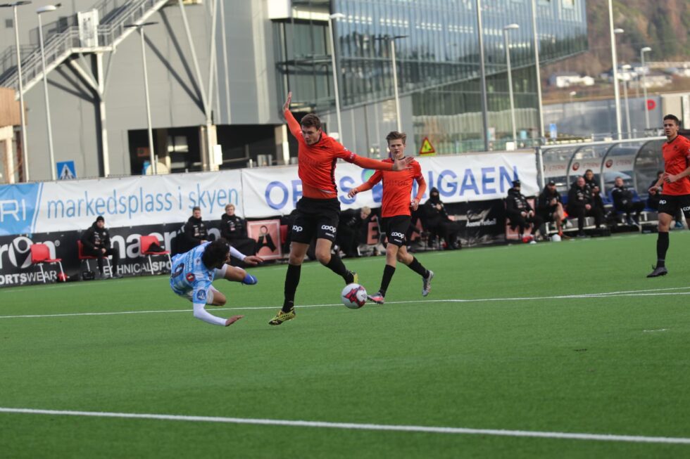 Her blir Adem Güven lagt i bakken uten å få straffespark. Det var matchavgjørende.