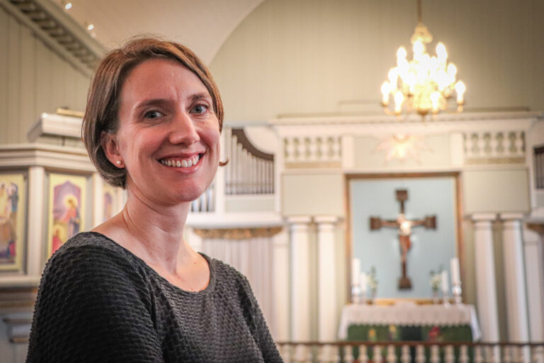 Kantor Berit Billingsø i Vinger menighet forbereder musikk- og kulturarrangementene i Vinger kirke i ukene før jul. Mye er usikkert, men det som faktisk er helt sikkert, er at kirken vil tilby fire gudstjenester på selve julaften.