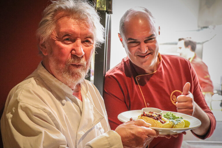 Dette er lutefisk som den vil bli servert på Platos fra og med onsdag. Tapasrestauranten hadde ikke noe valg - de måtte få den tradisjonsrike retten på menyen.