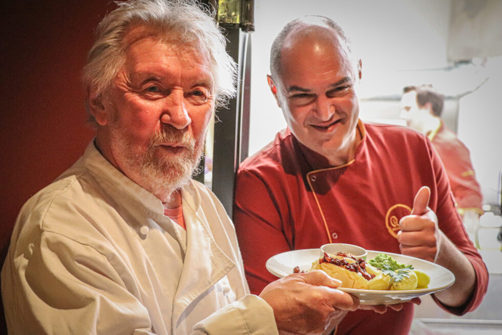 Dette er lutefisk som den vil bli servert på Platos fra og med onsdag. Tapasrestauranten hadde ikke noe valg - de måtte få den tradisjonsrike retten på menyen.