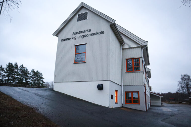 Austmarka barne- og ungdomsskole står i fare for å bli nedlagt.